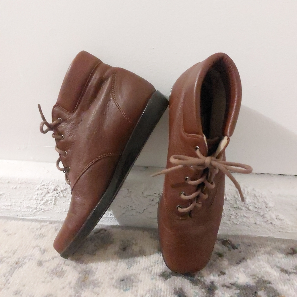 Vintage 90s Ros Hommerson Soft Brown Leather Walking Comfort Ankle Booties